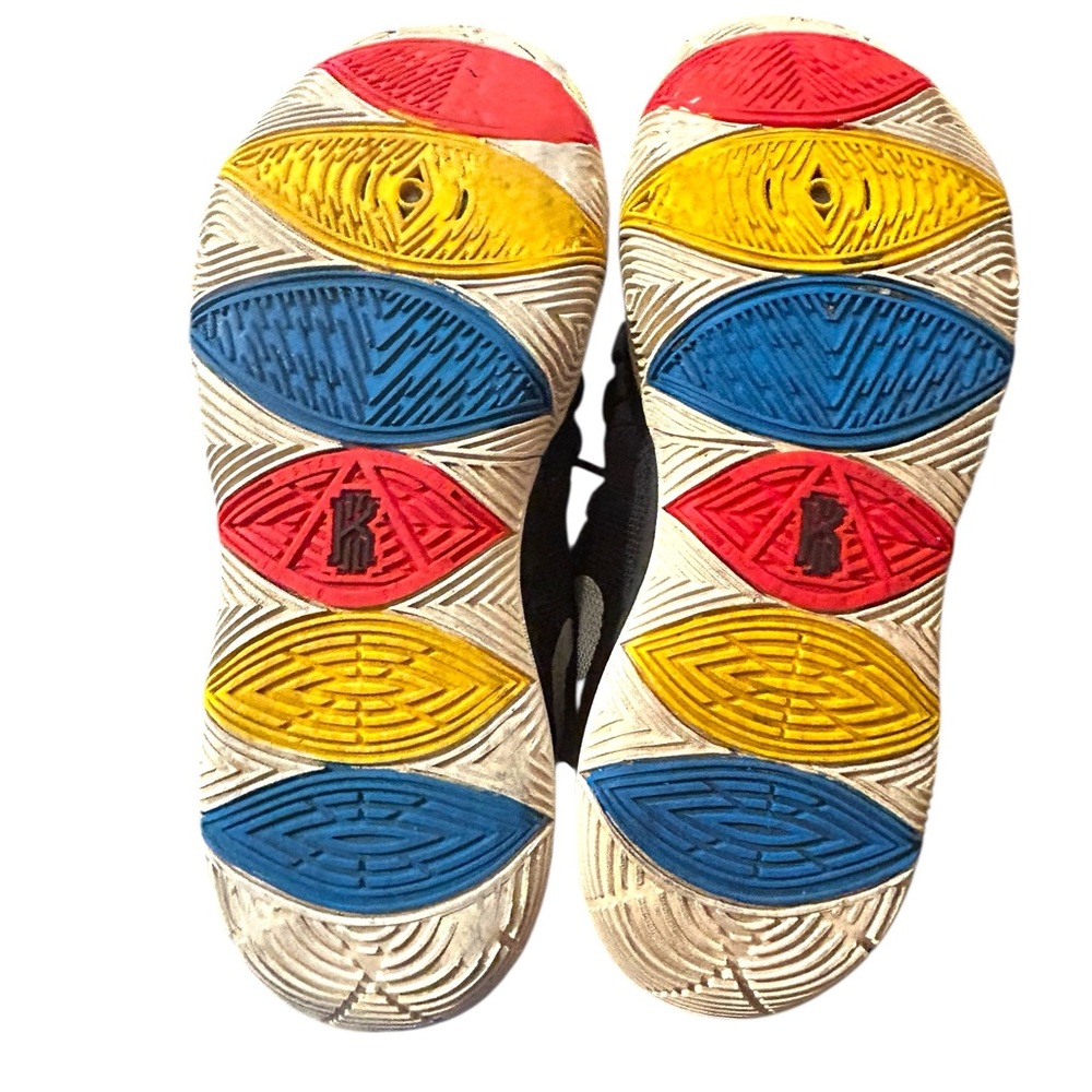Nike Kyrie FRIENDS size 9 - Picture 8 of 9